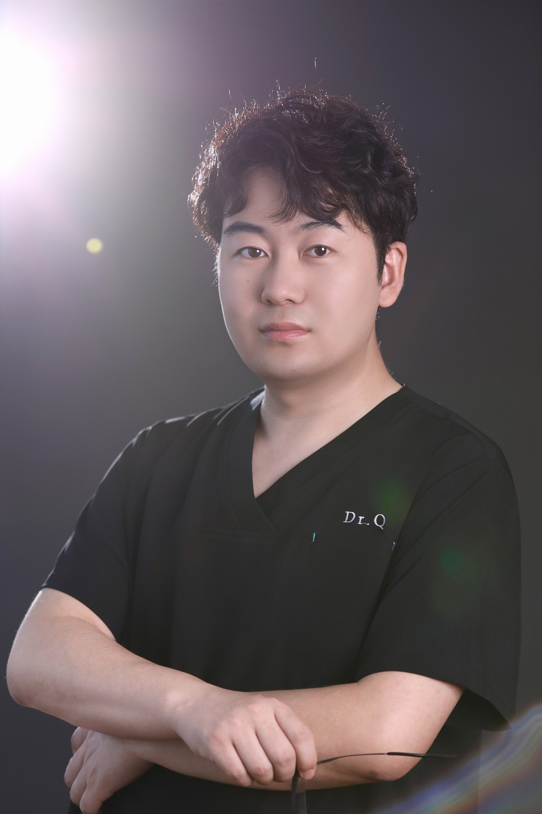 Dr. Qu Yongcun in clinical attire